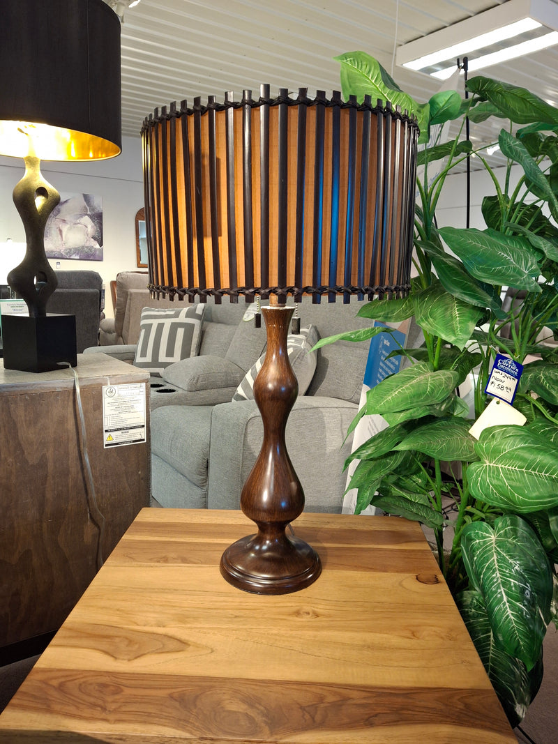 Wicker shade table lamp